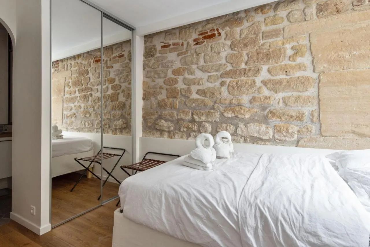 Former Art Studio Under Glass Roof In Strasbourg St-denis Welkeys *